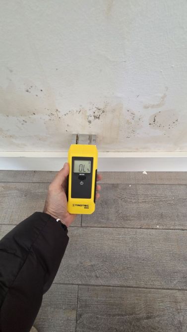 Comment sécher un plafond humide efficacement et durablement ?